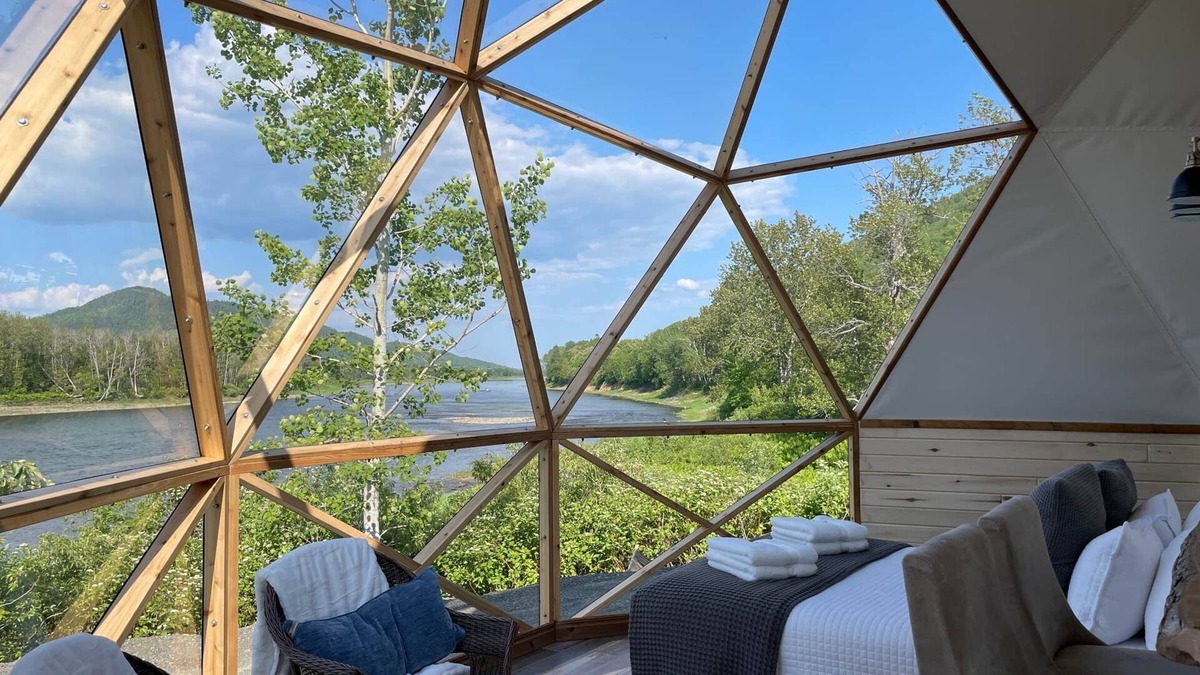 Listuguj Mi'gmaq First Nation Ski Chalet | Dôme 4: Waterfront-HotTub-AC-BBQ-Kitchen-Bathroom