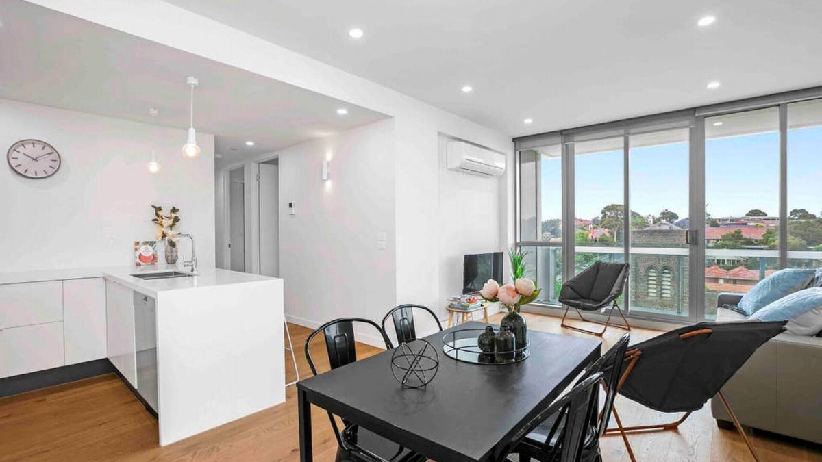 Glen Iris Apartment | Domi Rentals - Huge Malvern Rd Penthouse and View