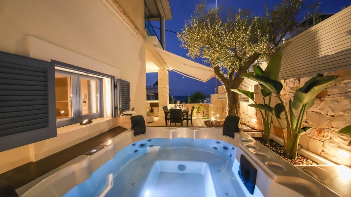 Capitolo Villa | Donna Lucia Romantic Villa w/jacuzzi Sea Front
