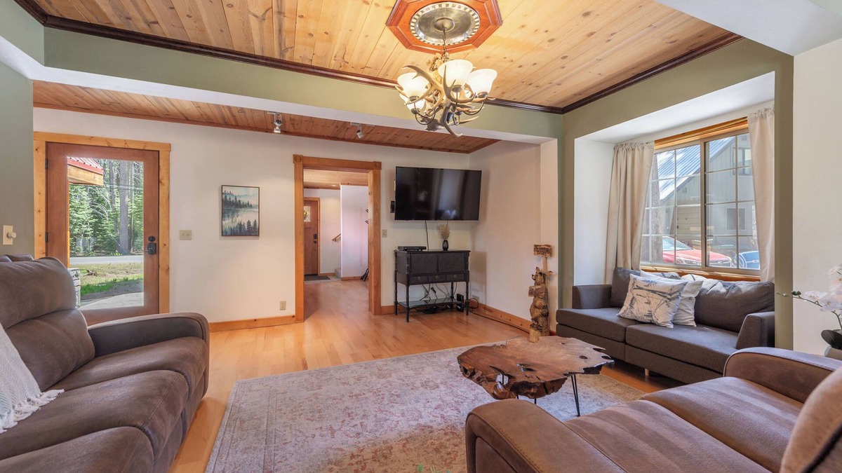 Truckee House | Donner Lake Getaway5-bedroom, 3-bathroom home perfect for up to 10 guests