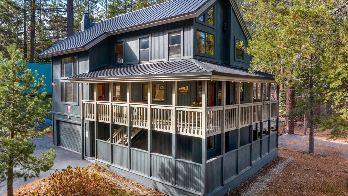 Donner Lake Woods House | Donner Lake - Truckee! One block to West End Beach/10 minutes to Sugar Bowl!