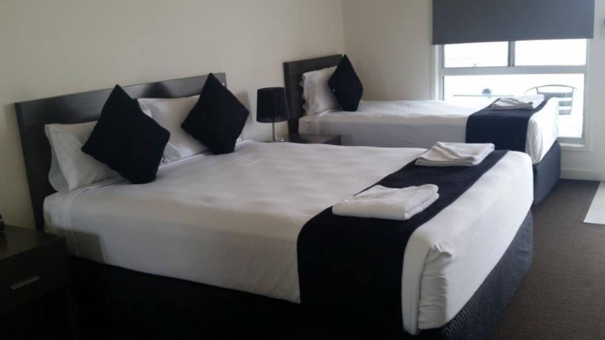 Capella Hotel | Dooleys Capella Tavern and Motel