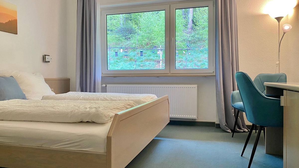 Gernsbach Apartment | Doppelzimmer Deluxe mit Badewanne und WC