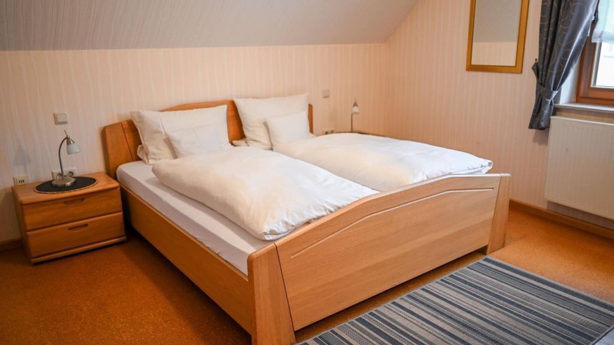 Boos Bed & Breakfast | Doppelzimmer Eifel-zeit Dusche/wc - Eifelhotel Fuchs