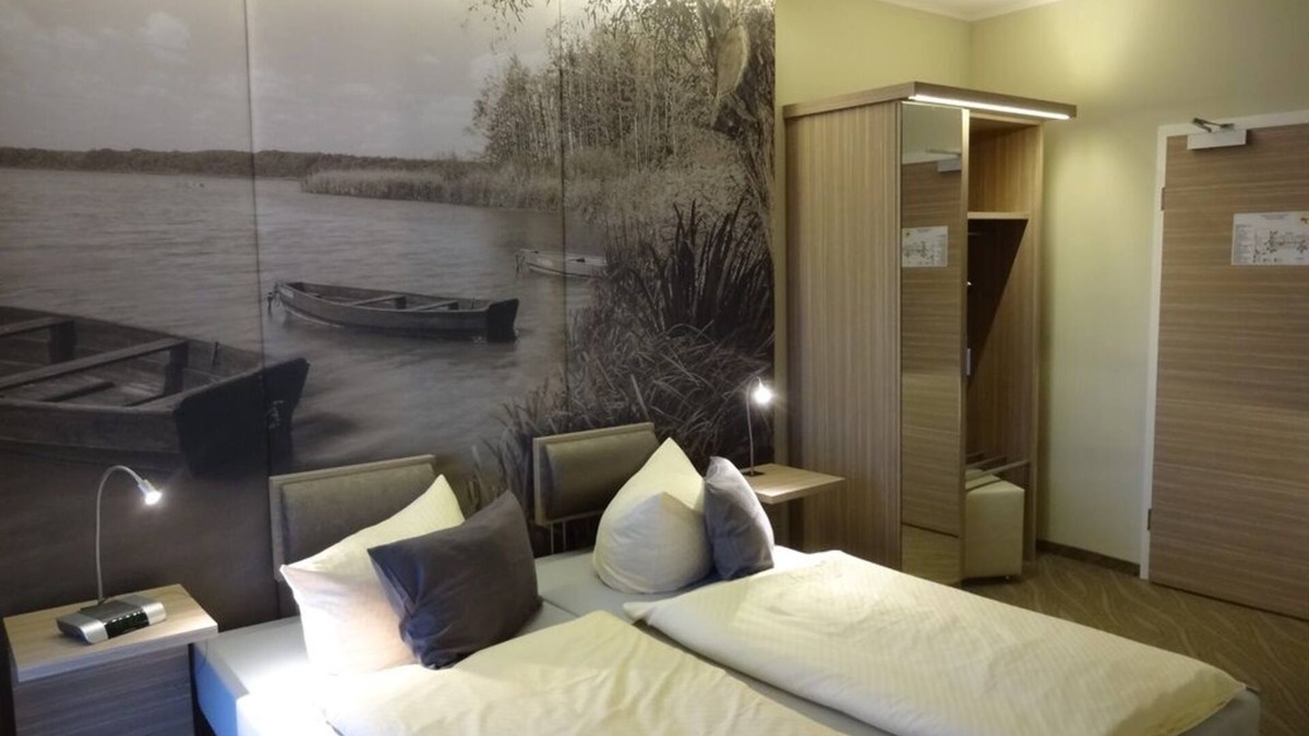 Kyritz Apartment | Doppelzimmer Komfort mit Balkon und Seeblick, Dusche/wc