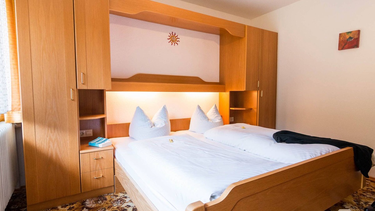 Altensteig Apartment | Doppelzimmer mit WC und Dusche oder Bad mit ca. 20qm für 1 bis 2 Personen