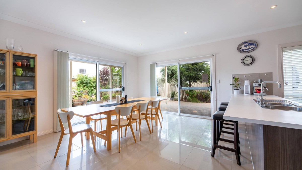 Sellicks Beach House | Dora’s Beach House Sellicks-2 Kitchens-3 bathrms-Pooltable-Balcony Seaviews-WiFi