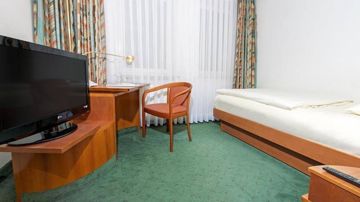 Dresden House | DORMERO Junior Suite, shower, toilet - DORMERO Hotel Dresden Airport