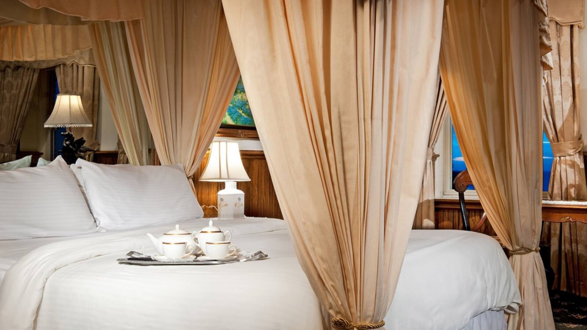 West Newport Bed & Breakfast | Dorymans Oceanfront Inn