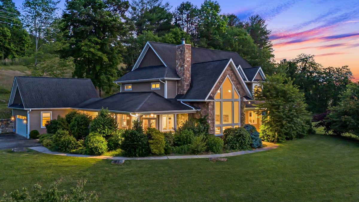 Mars Hill House | Dos Brisas | Hot Tub, Game Room, Luxe Views + Biltmore Pass near Asheville
