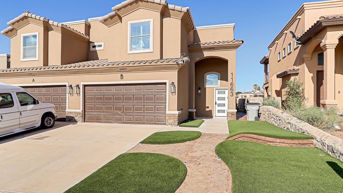 Biggs Field House | Dos Palmas Home/Modern 3BR Townhome w/Garage