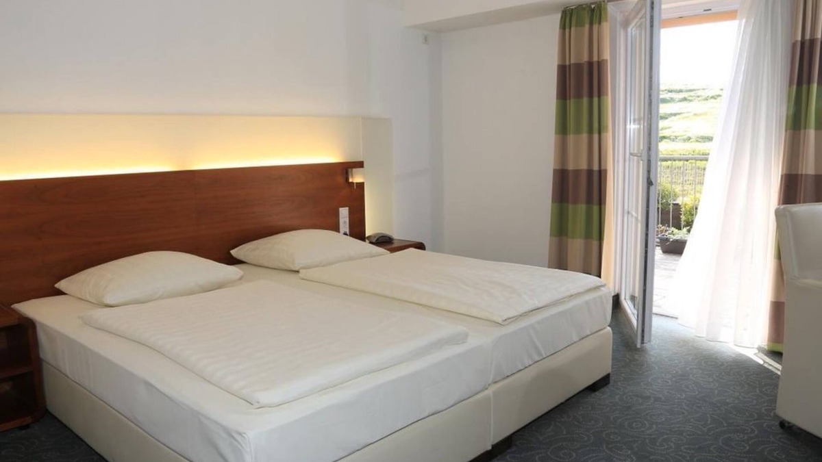 Munchweiler an der Rodalb House | Double room shower/WC comfort - Landidyll Hotel Klostermühle