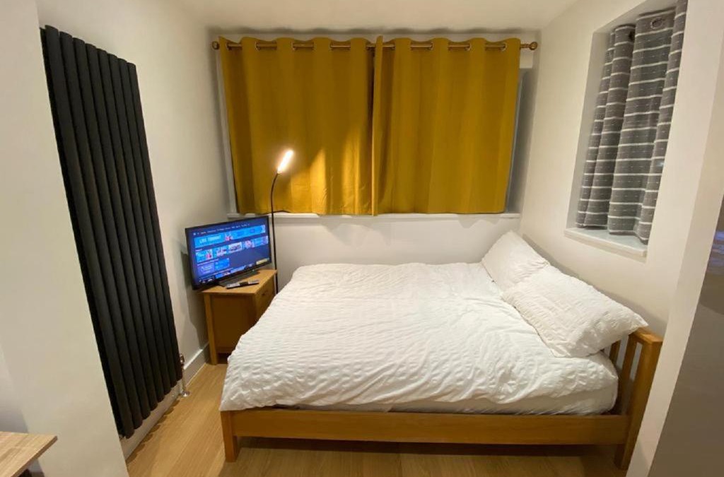 Brampton House | Double Bedroom with en-suite shower & free parking