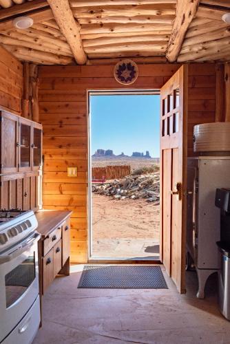 Monument Valley House | Double Bow Male Hogan