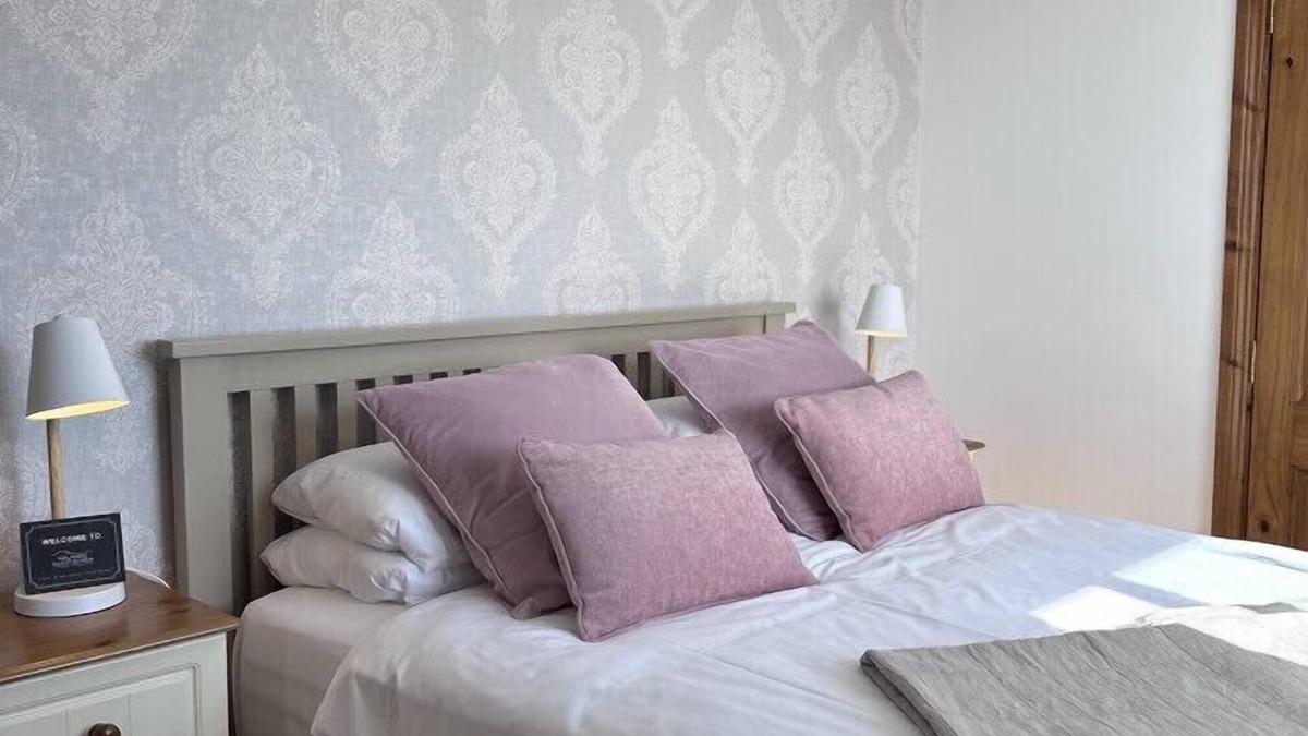 Malahide House | Double en-suite in a pretty Guest House close to Malahide Castle & Dublin Airport