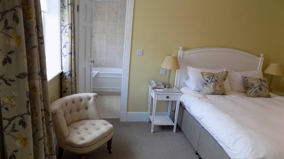 Termonfeckin Hotel | Double Ensuite with Bath at Flynns of Termonfeckin