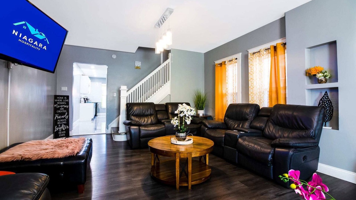 Niagara Falls House | Double House Rental – 11BR Perfect for Big Groups