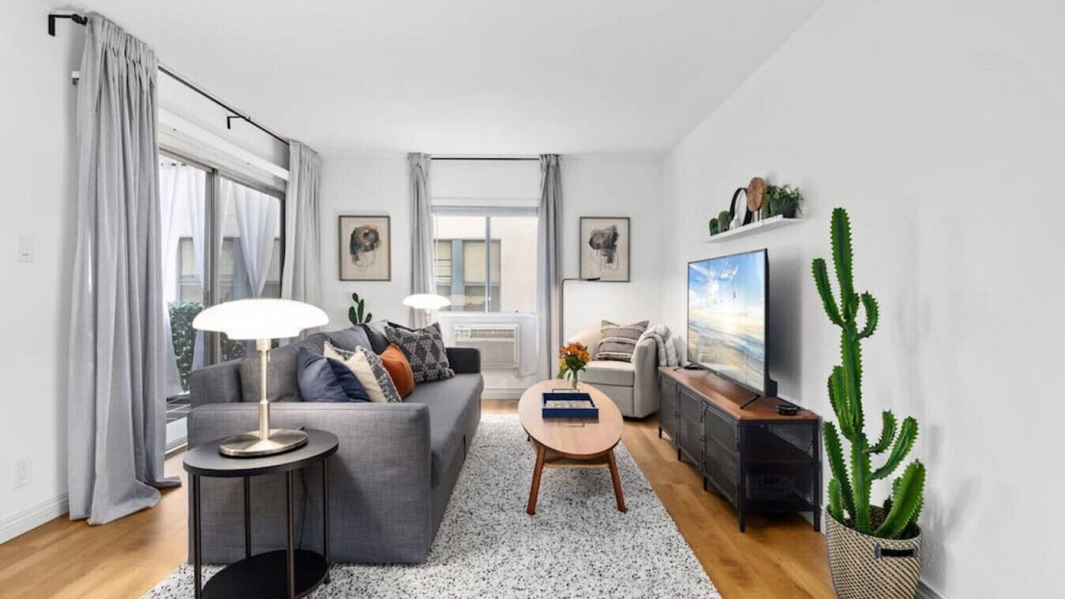 Alamitos Beach Apartment | Double King Suite with Patio Dining and Parking
