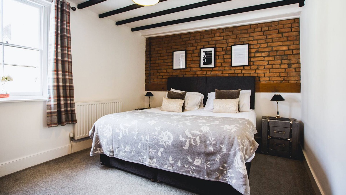 Chepstow Hotel | Double or Twin Private Bathroom at No.8 Accommodation