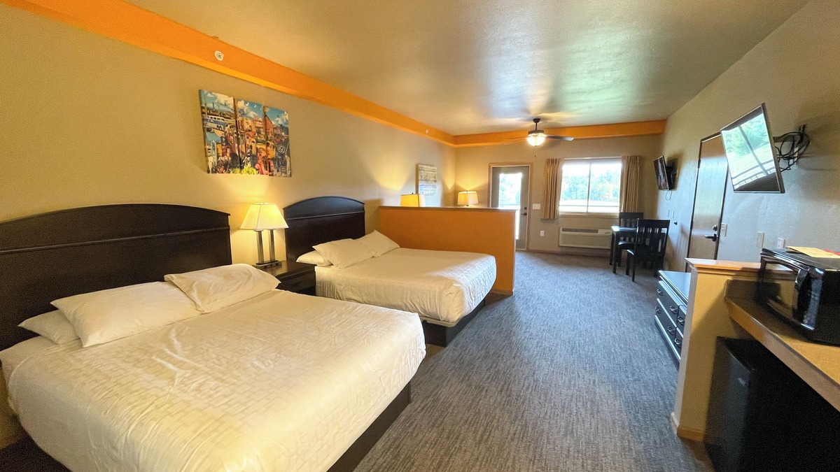 Spring Brook Hotel | Double Queen Hotel Room @ Spring Brook Resort