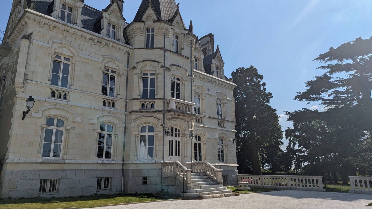 Saint-Saturnin-sur-Loire House | Double room in Château outbuilding with view of the Loire River