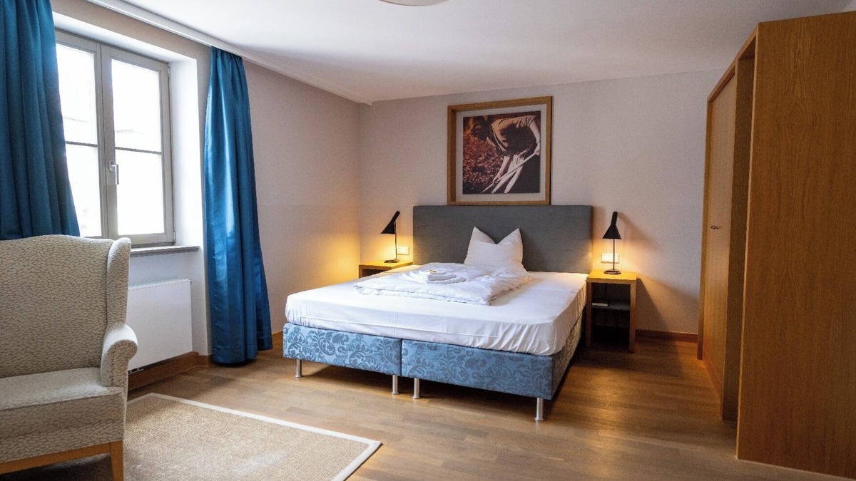 Volkach Apartment | Double room (19-23sqm) with regional breakfast buffet and WLAN