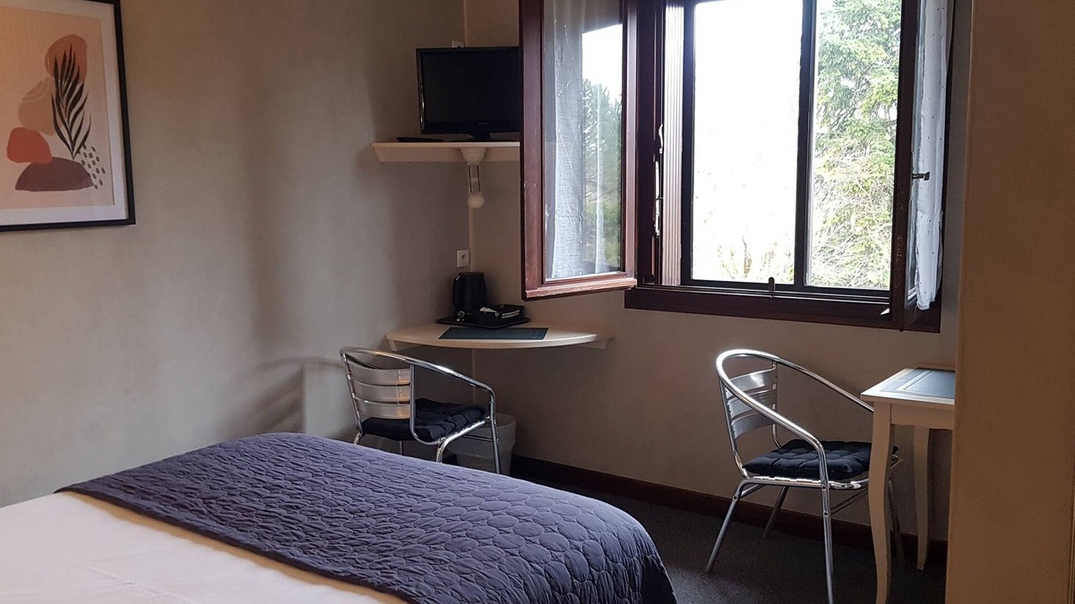 Foissac Hotel | Double room air-conditioning, shower, wifi, parking, swimming pool Near Figeac, Villefranche