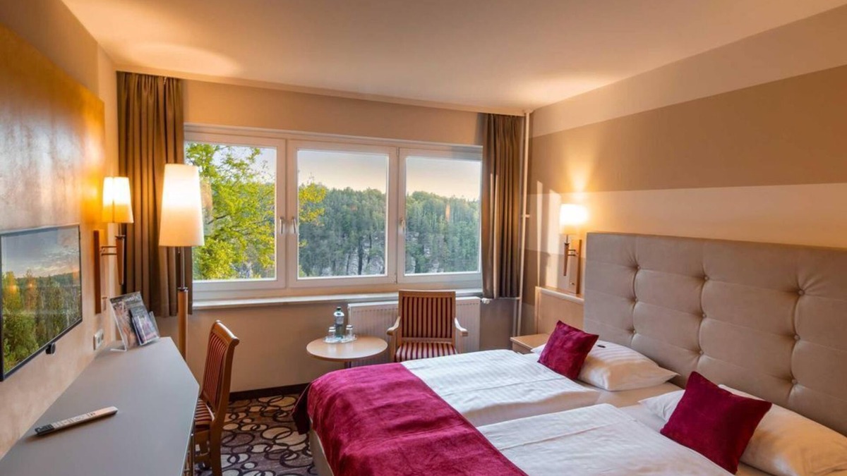 Bastei House | Double room, bath, toilet, rock view - Berghotel Bastei