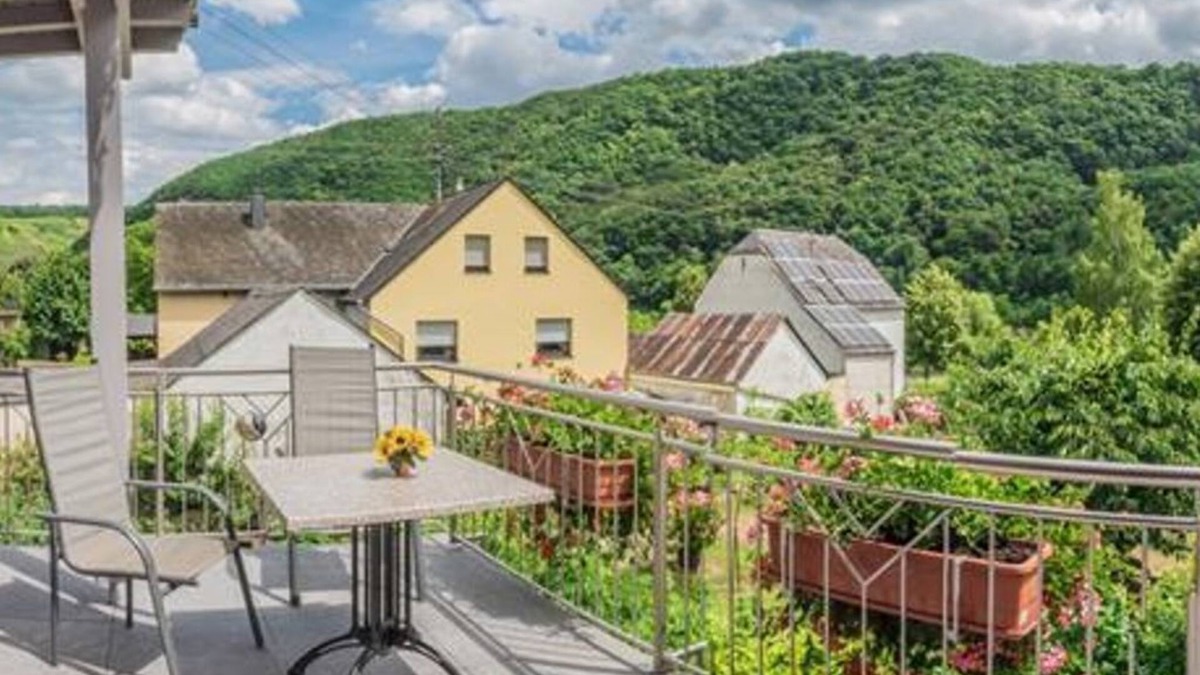 Minheim Apartment | Double room "Burglay" with balcony - apartment/guest house Kreuz-Bauer