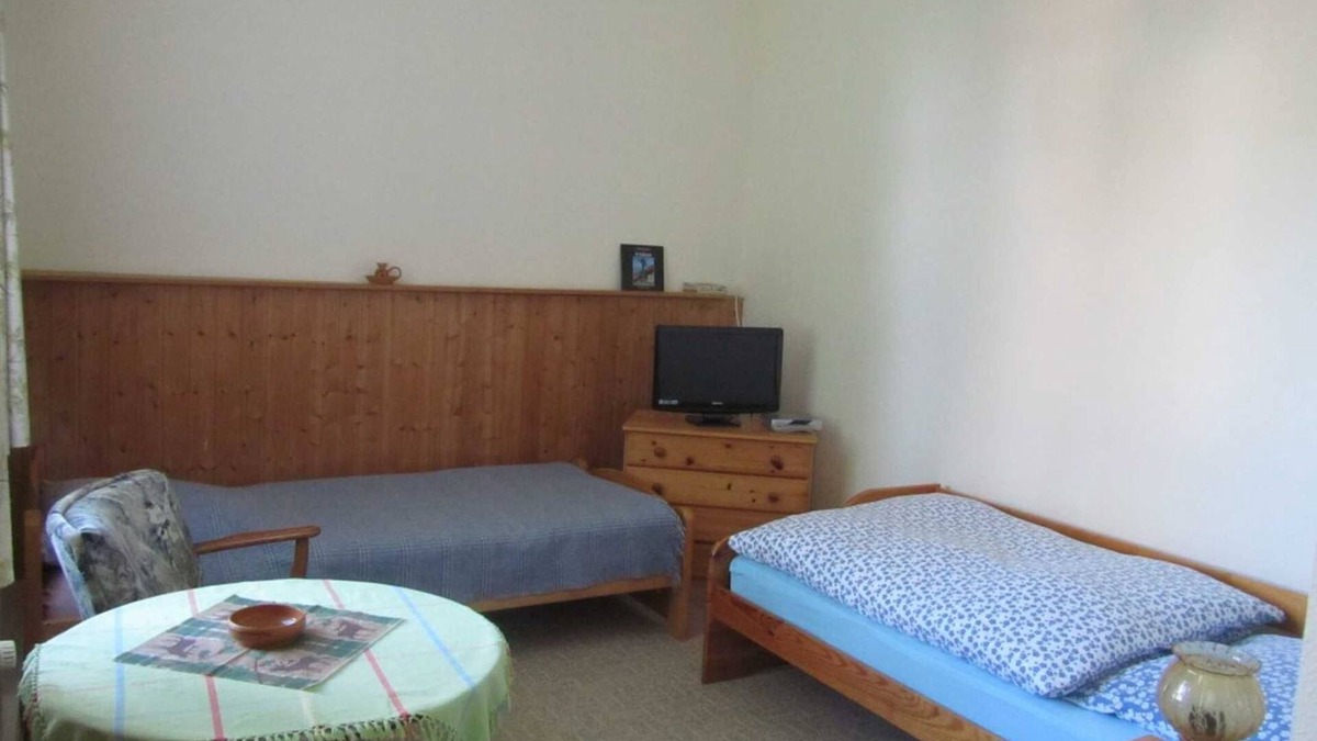 Groß Wokern Apartment | Double Room - cottage by the church