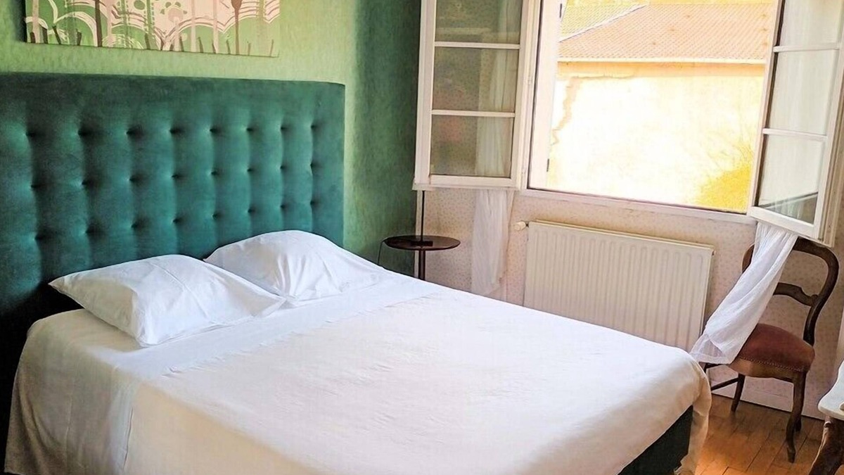 Remoncourt House | Double Room Queen size street view
