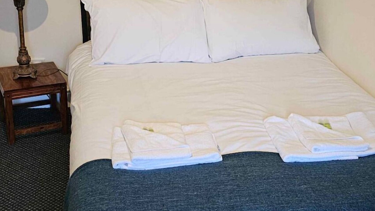 Mynydd Isa House | Double Room Shared Bathroom Free Wi-Fi TV Mold