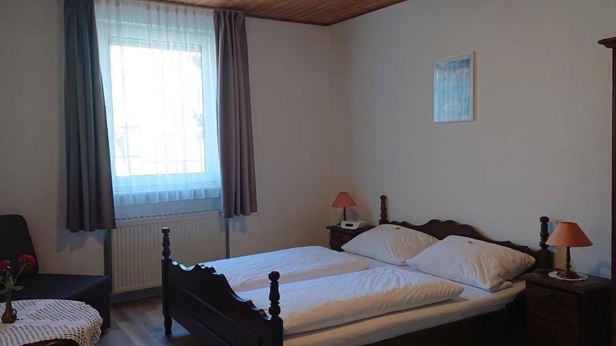 Enkirch Bed & Breakfast | Double room, shower, WC - Gasthaus zum Weinstock