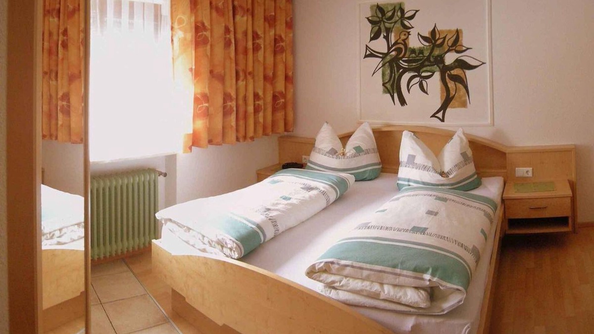 Kematen in Tirol Apartment | Double room with shower or bath, WC - Private room Waltraud Gattringer