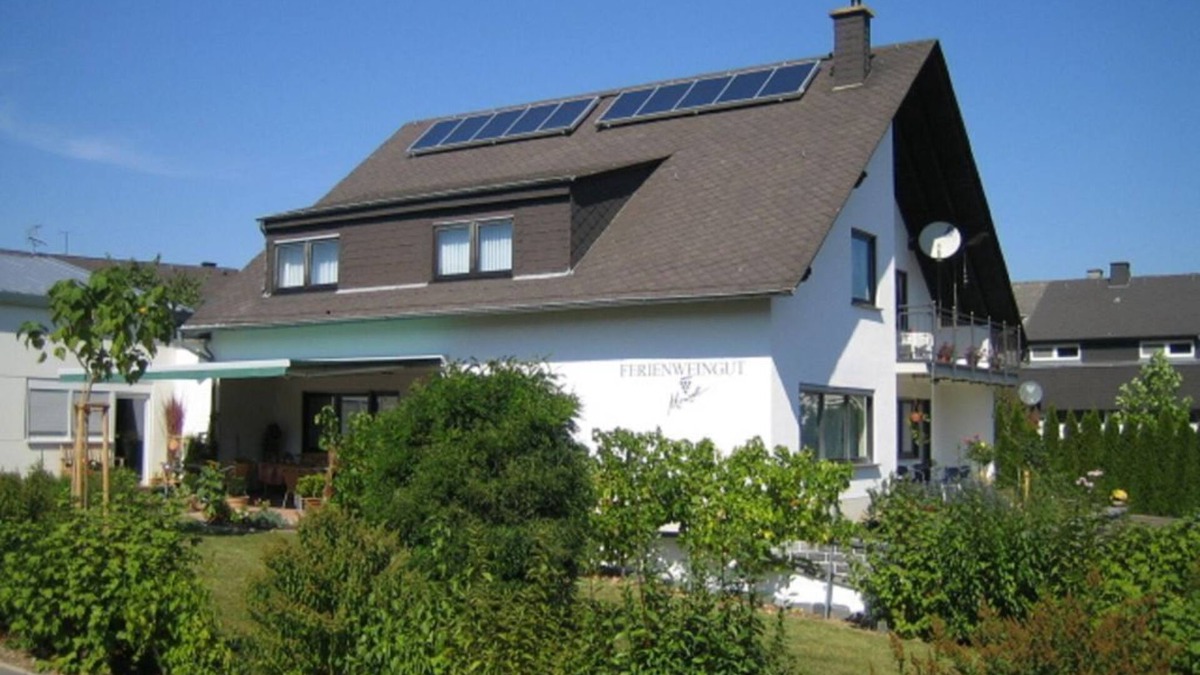 Trittenheim Bed & Breakfast | Double room with shower and toilet, extra bed - Ferienweingut Monzel