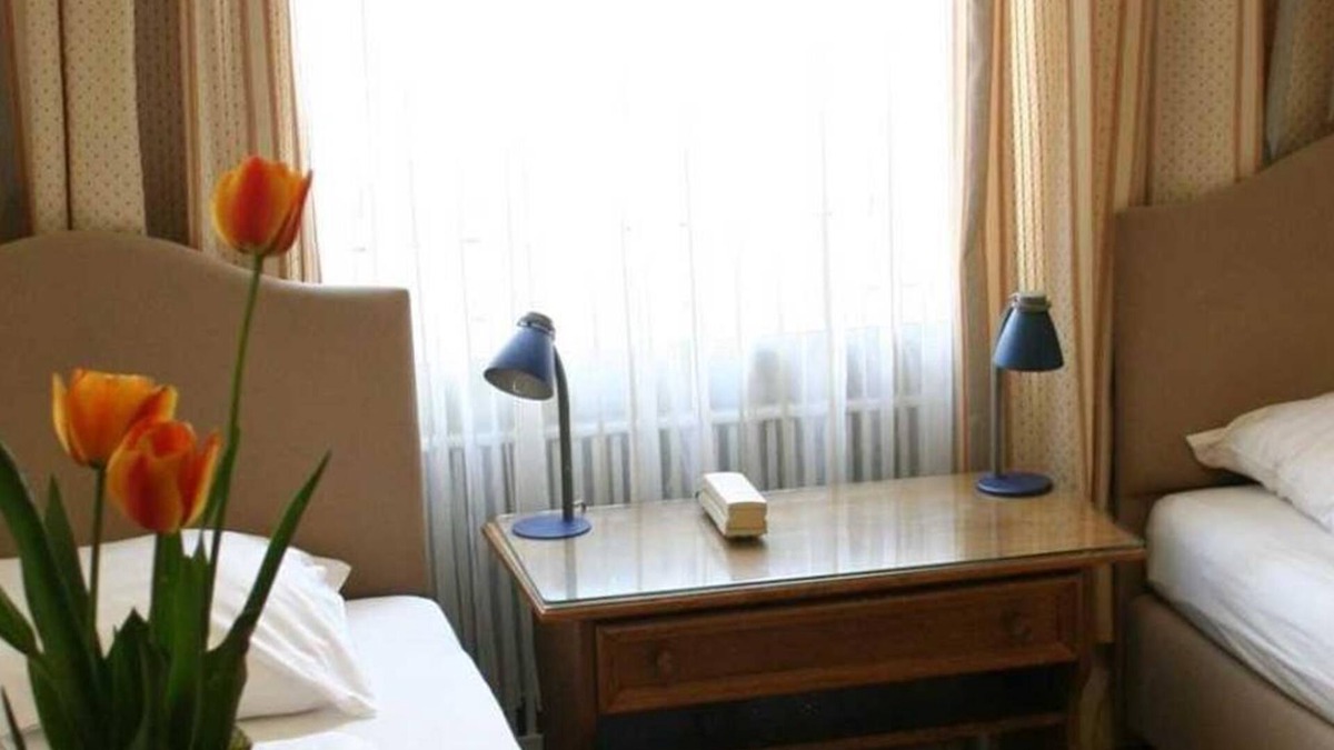 Elisabeth-Vorstadt Bed & Breakfast | Double room with shower, toilet - Adlerhof, pension