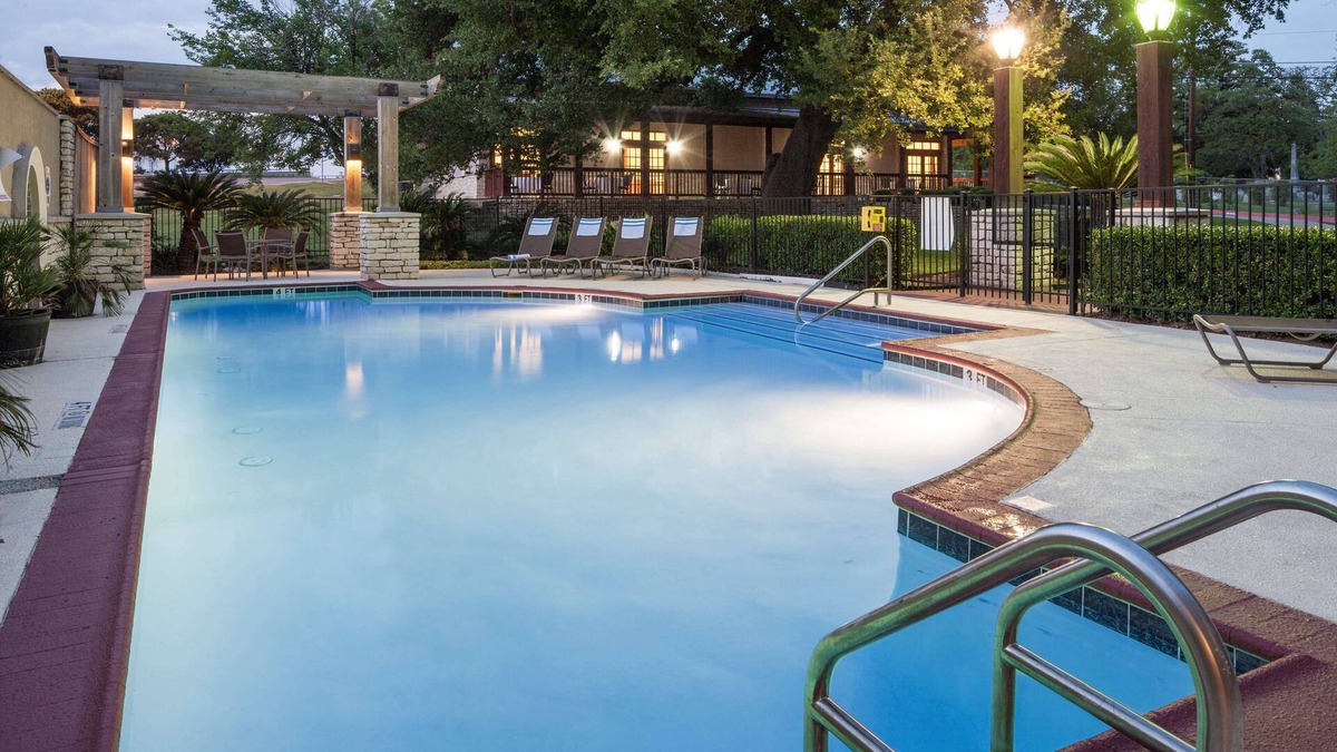 Swede Hill Hotel | DoubleTree by Hilton Austin - University Area