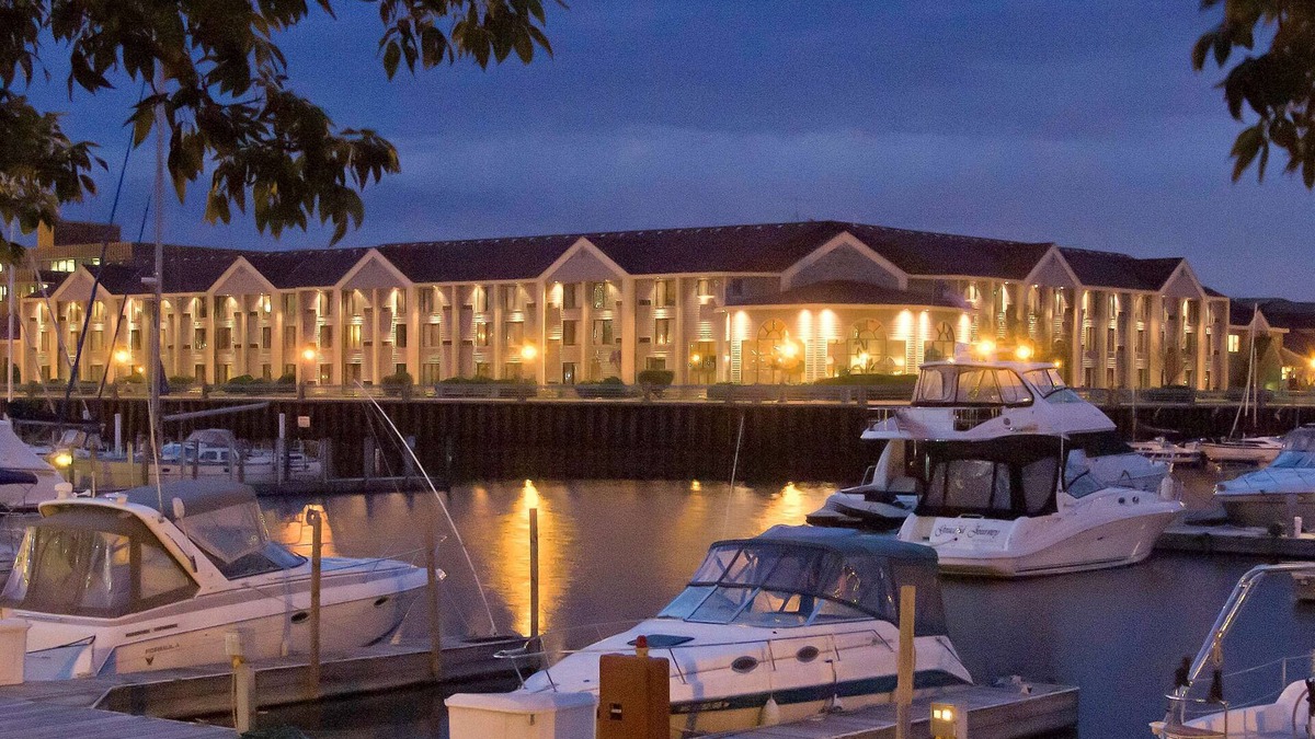 Racine Hotel | Doubletree by Hilton Hotel Racine Harbourwalk