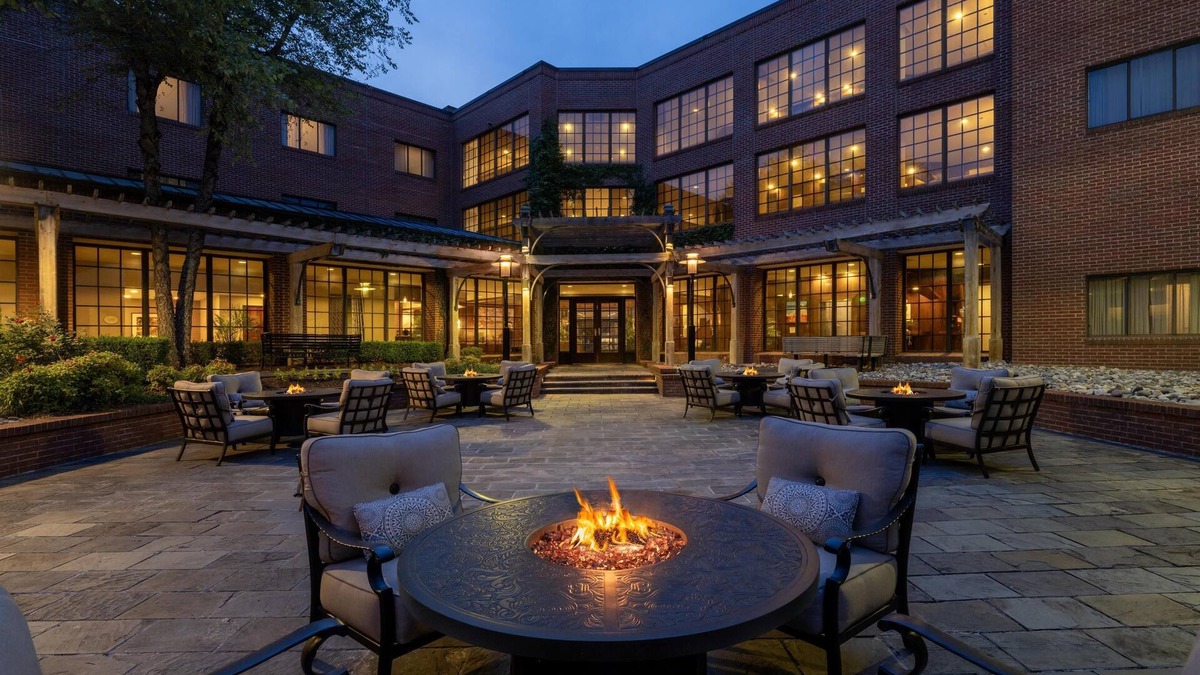 Barclay Downs Hotel | DoubleTree Suites by Hilton Charlotte - SouthPark