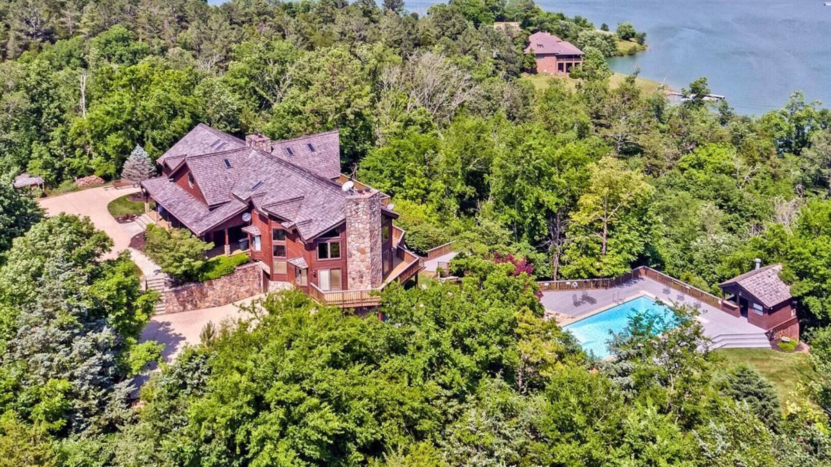 Sevierville House | Douglas Lake Lodge: Pool, Tennis Court, Game Room