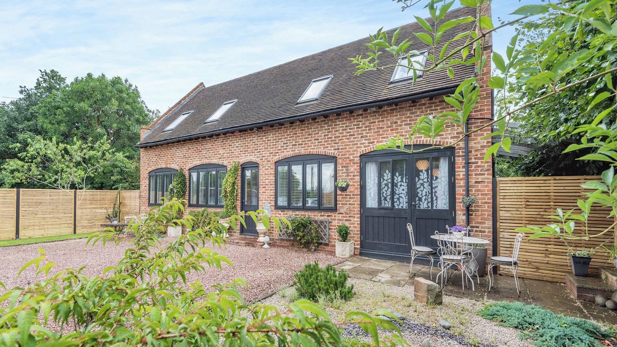 Boraston Cottage | Dower House Lodge is a sanctuary where luxury meets practicality.