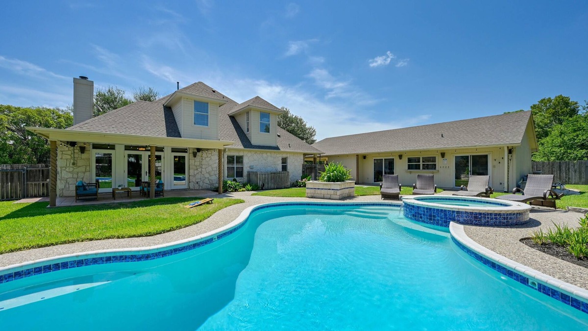 San Leanna House | Downhome Texas Retreat; 16 Beds; Pool, Hot tub, 12 min to Downtown