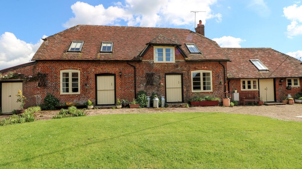 East Tytherley Cottage | DOWNS VIEW DAIRY, pet friendly, with open fire in West Tytherley