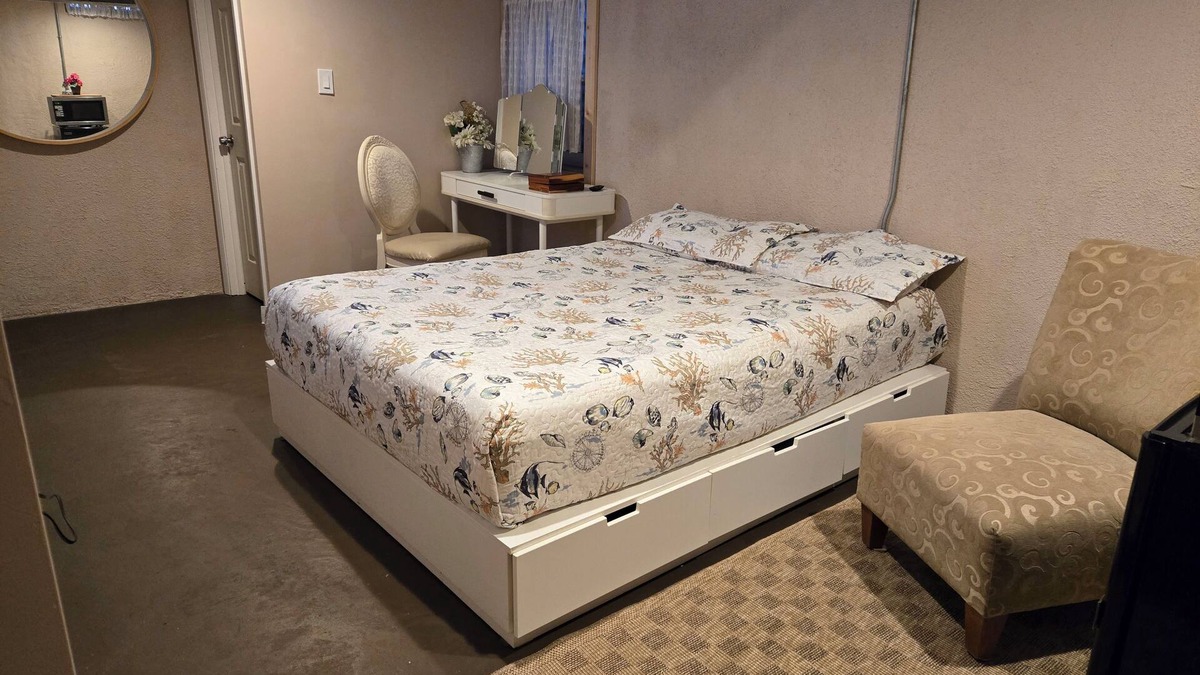 Clinton Township House | Downstair rm, wit pri-bath room, wifi, 55in.TV microwave, sm-fridge, office desk