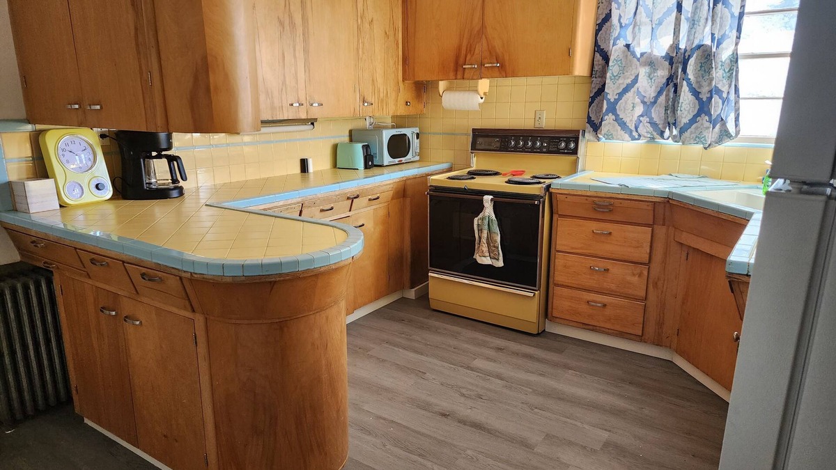 Craig Apartment | Downstairs apt, 2 beds, 3/4 bath, kitchen, washer/dryer. Walk to restaurants.