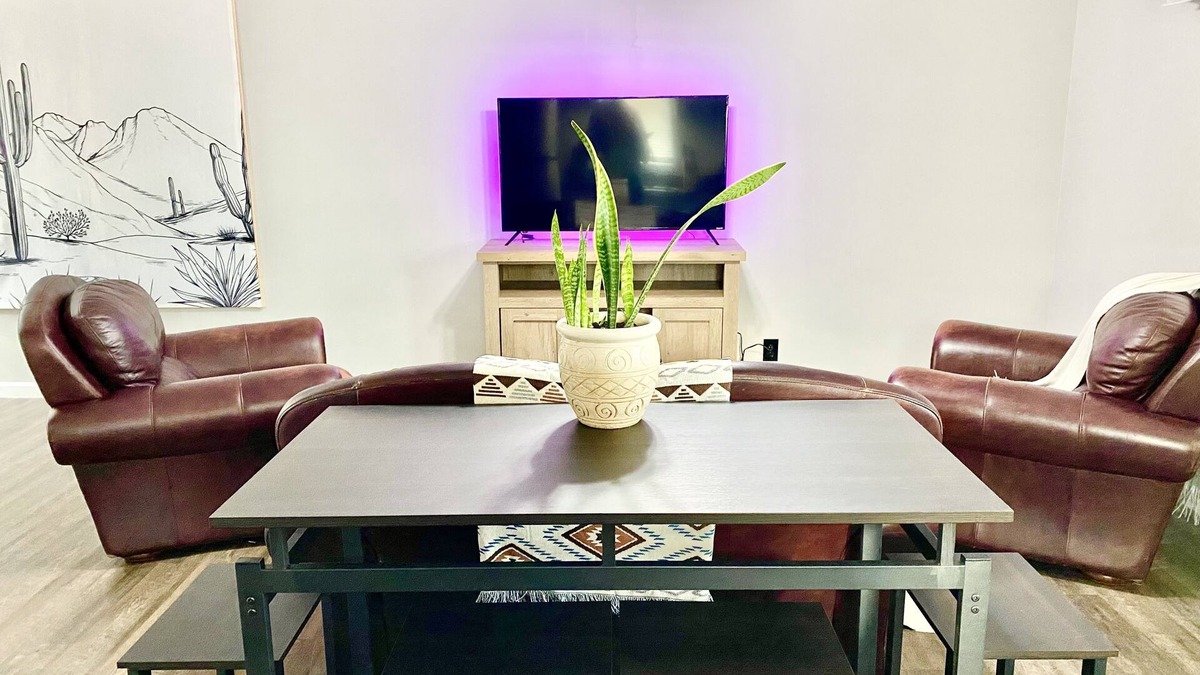 Clarksville Apartment | Downton Westrn Condo/50” TV~250mb WiFi/30%EXTEN’d Stay Discount