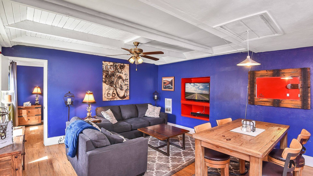 Southside House | Downtown 1 Bedroom w/Hot Tub, A/C & Sleeps 4