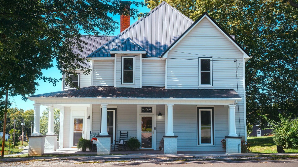 Livingston House | Downtown 4-bedroom with boat and Rv parking close to Lake