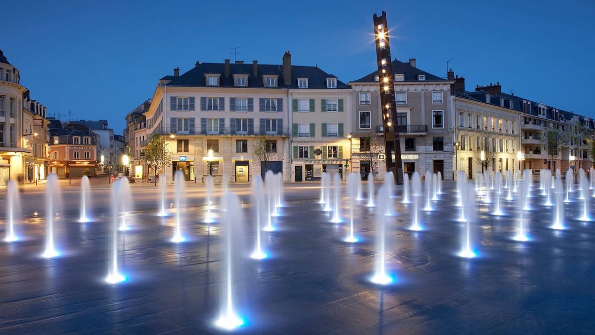 Chartres Apartment | Downtown apartment - Drouaise - mezzanine - sleeps 4