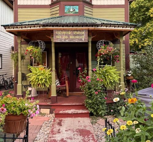 Glenwood Springs Bed & Breakfast | Downtown B&B with Jacuzzi